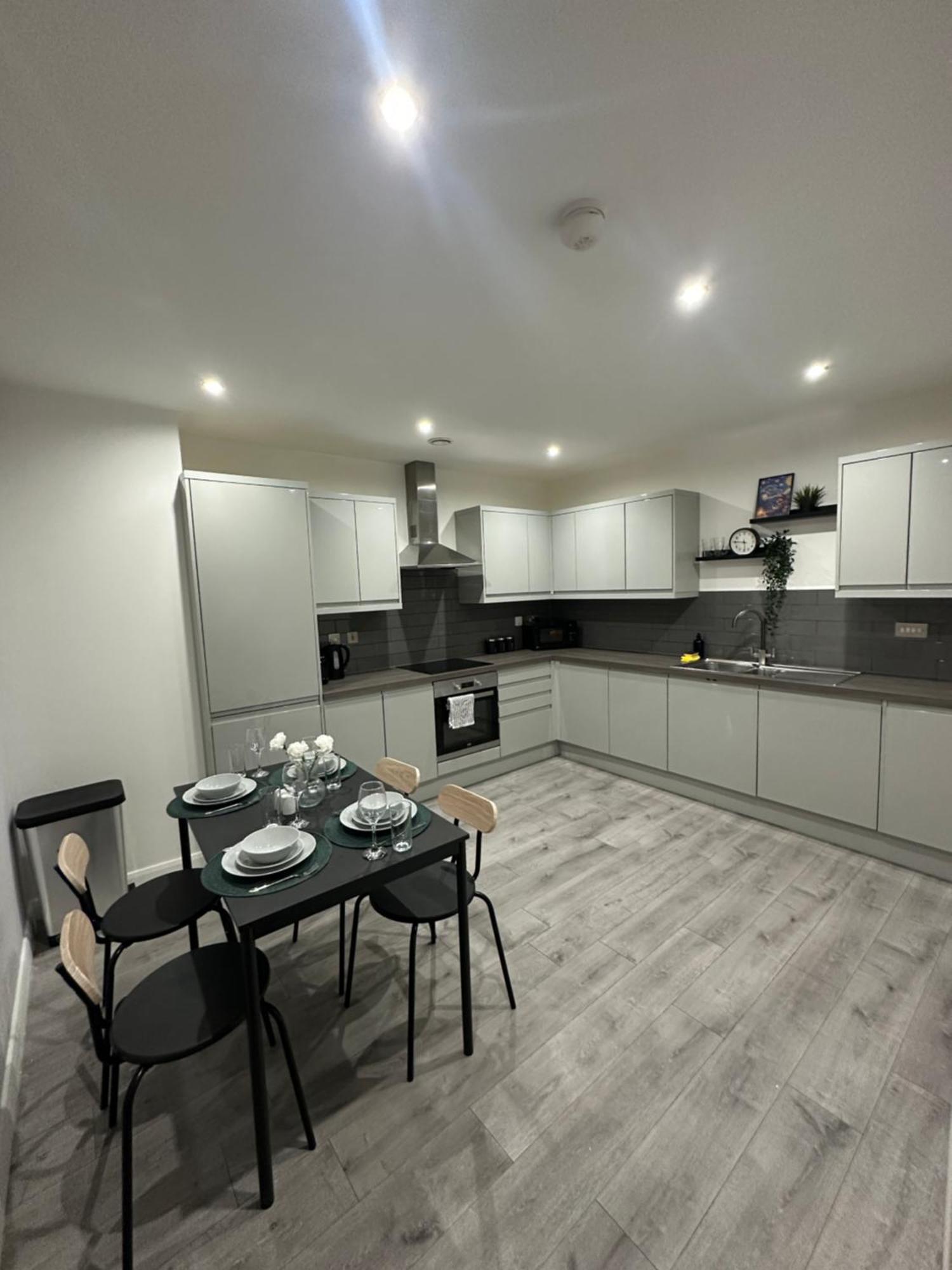 Retro Suite A Luxury Apartment With King Size Bed Wii Games And Entertainment Leicester Exterior foto